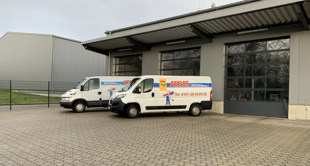 Zwei ABBAS Einsatzfahrzeuge vor der Firmenhalle in Nortmoor bei Leer
